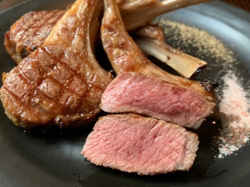 ラムの概念をくつがえす！一度食べると忘れられない【赤札覚悟のラムチョップ　グリル1 本】