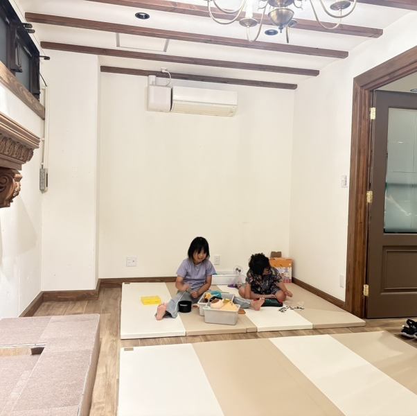 やわらかいマットが敷かれたキッズスペースで、お子さまも安心して遊べます。親御さまも安心してお食事を楽しめる環境をご用意しています。ご家族みんながリラックスできる空間ですので、ぜひお気軽にご利用ください。