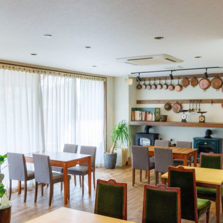 木のぬくもりが心地よいテーブル席で、ほっとひと息。広めのスペースで、ゆっくりお食事や会話をお楽しみいただけます。ご家族やご友人とのお食事にぴったりの、くつろぎの空間です。