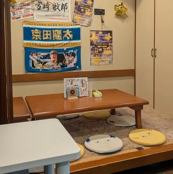 大人数での宴会にも対応できる広々とした空間をご用意。カジュアルでアットホームな雰囲気は、仲間との集まりや会社の飲み会にぴったりです。気軽に利用できるレイアウトで、リラックスしながら食事と会話を楽しめます。お酒に合う料理とともに、楽しい時間を過ごせます。