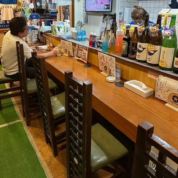 お一人様や少人数に最適なカウンター席やテーブル席をご用意。落ち着いた雰囲気で、ゆったりと食事や会話を楽しめます。気軽に立ち寄れるカジュアルな空間は、仕事帰りや友人とのちょっとした集まりにもおすすめ。居心地の良さを感じながら、料理とお酒を堪能できます。