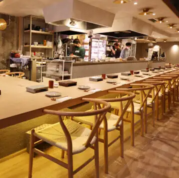 お店に入ると目に飛び込んでくるのは、存在感あるの一枚板のカウンター席。全26席と広々とした造りになっており、隣を気にせずゆったりと寛げます◎レトロでありながらモダンでお洒落な雰囲気は、大人の一人飲みやデートに最適。土日祝は昼12時～営業しているので、昼下がりにカウンターで優雅に昼飲みを楽しむのもおすすめ