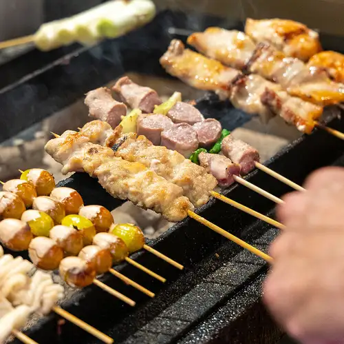 炭火で丁寧に焼き上げる本格焼鳥はお酒のアテにぴったり