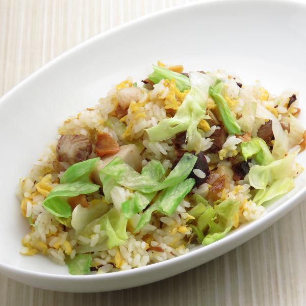 For fried rice, baked rice plus 350 yen plus mini noodle or mini wonton, green salad, pickles!