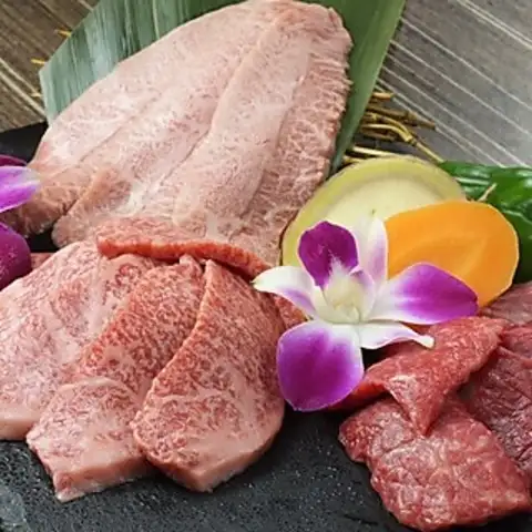 品嚐創意十足的日式烤肉料理，享受上等和牛牛肉。