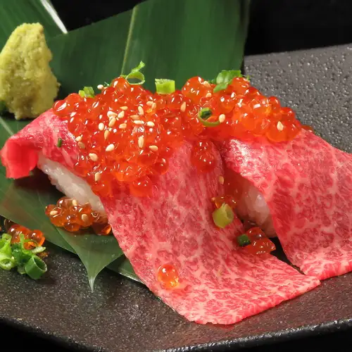 和牛的美味在口中蔓延開來！我們餐廳的招牌「肉壽司」不僅外觀誘人，也深受女生聚會和宴會的歡迎。