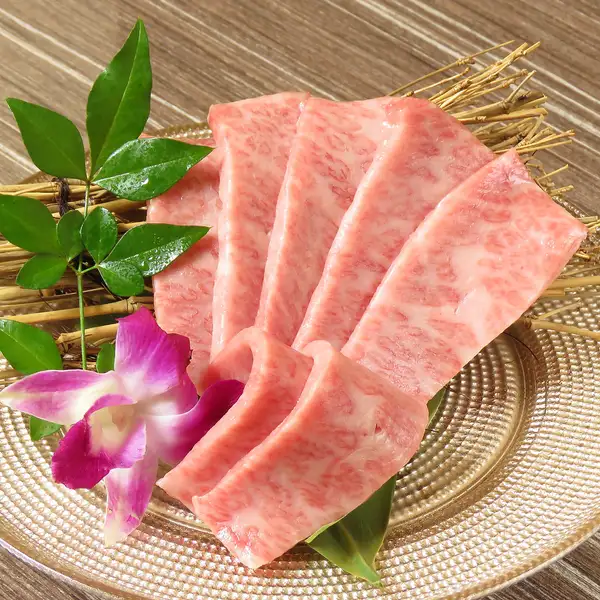 Enjoy top-quality marbled beef with just the right amount of fat! We can offer it at a reasonable price thanks to our whole-animal purchasing.