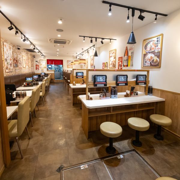 駅前の好立地で、気取らず立ち寄れる大衆的な雰囲気の中華食堂。一人飲みから友人同士の飲み会、仕事帰りのサク飲みや二次会まで、幅広いシーンで気軽にご利用いただけます。