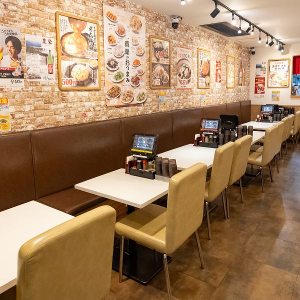 広々とした店内は、少人数からグループまで対応可能で、各種宴会や飲み会に最適。気取らない大衆的な雰囲気なので、会社の宴会や仲間内の集まりにも使いやすく、二次会利用にもおすすめです。料理とお酒を気兼ねなく楽しめる、賑やかで居心地の良い空間です。