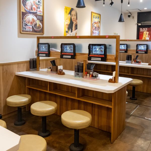 駅前でアクセス抜群、思い立ったときに気軽に立ち寄れる中華居酒屋。一人でも入りやすく、仕事帰りのサク飲みや軽めの食事、二次会利用にも最適です。肩肘張らずに過ごせる、普段使いしやすい雰囲気のお店です。