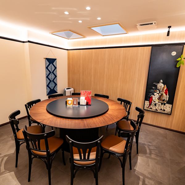 【プライベート空間を満喫】大人数の集まりや特別な会食に最適な完全個室を3部屋ご用意しております。周囲を気にせず、心ゆくまで仲間との会話や盛り上がりを楽しむことができる空間です。大切な思い出をここで作りませんか。