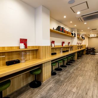 おひとり様でもお気軽にお越しいただけるカウンター席を12席ご用意