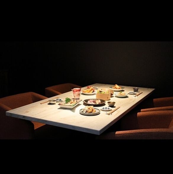 We offer semi-private table seating where you can relax comfortably.The calm Japanese atmosphere creates a relaxing space.There are two tables that can seat up to four people.The semi-private table seats create a comfortable and relaxing atmosphere, allowing you to spend your time leisurely.