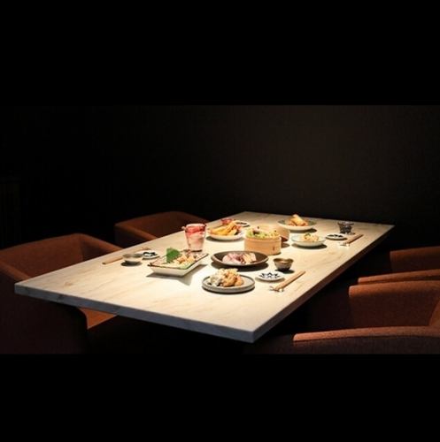 <p>We offer semi-private table seating where you can relax comfortably.The calm Japanese atmosphere creates a relaxing space.There are two tables that can seat up to four people.The semi-private table seats create a comfortable and relaxing atmosphere, allowing you to spend your time leisurely.</p>
