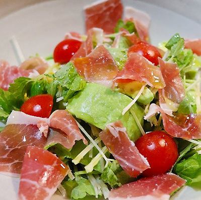 意大利熏火腿牛油果凯撒沙拉