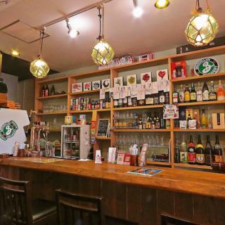 大きな一枚板が特徴のカウンター★「1人でゆっくり」「少人数で」「店主との会話を楽しみながら」どのようなシーンでもご利用いただけます。目の前には珍しいお酒が並んでいることも！