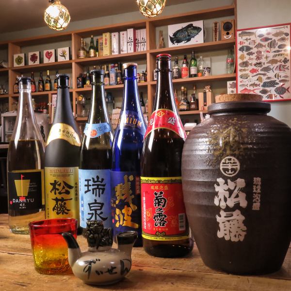 離れで大人数も◎【本場沖縄を折尾で】料理やドリンクに沖縄名物があるのはもちろん◎音楽も沖縄の雰囲気を味わってもらえるよう準備しております！！お一人でも、友人、同僚、家族、どのような方とでも、リラックスしてお過ごしいただけます！