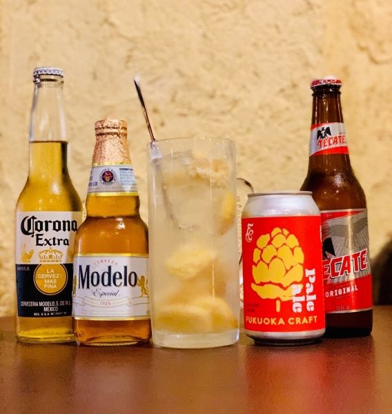 メキシコから取り寄せためずらしいテキーラもありますよ♪壁一面におしゃれなテキーラが並んでいます！