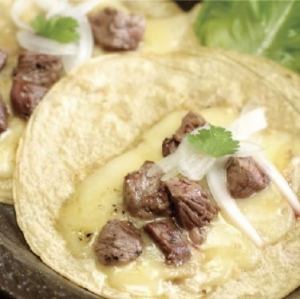 Carne con queso（2 份炸玉米餅）