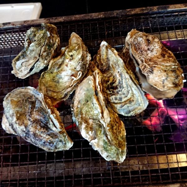 You can enjoy the feeling of an oyster hut on a charcoal grill.