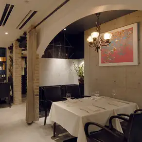 这间半私密包间可供4人及以上团体使用！非常适合家庭聚餐或朋友聚会。我们提供一个轻松舒适的空间，让您尽享美好时光，欢迎您将其用于各种场合！