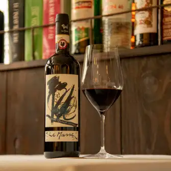 精选葡萄酒与每道菜肴搭配,以提升其风味。