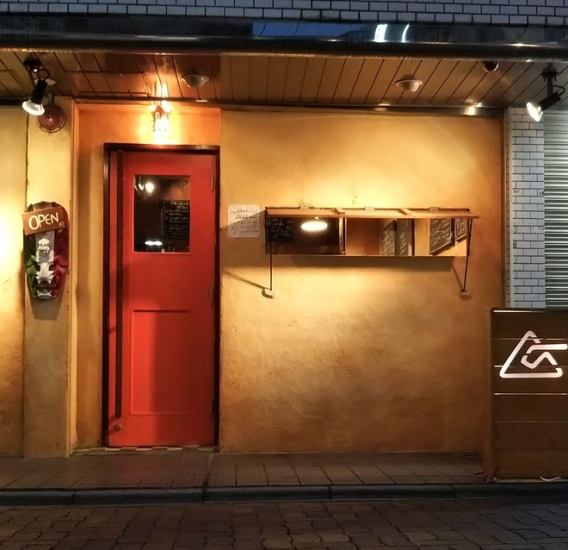 A 2-minute walk from Ayase Station, a special time and space in the warm woody store !!