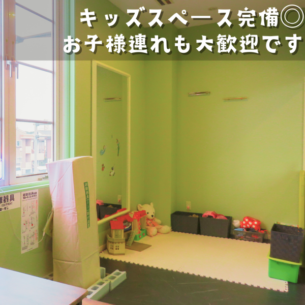 お子様連れのお客様でも安心してご利用いただけるよう、おもちゃのあるキッズスペースを完備しており、親御さんがゆっくりとくつろげる空間を提供。ご家族でぜひお越しください！豪華なランチプレートや種類豊富なドリンクをご用意しておりますので、カフェならではのリラックスした雰囲気の中、お楽しみください。