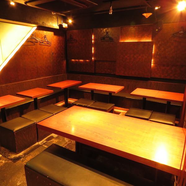 The table seats are available for 2 people × 2 tables, 4 people × 2 tables, 6 people × 1 table.Small number of guests can use it, but we can accommodate even large groups by joining tables together! Please enjoy together with your favorite alcohol and dishes.