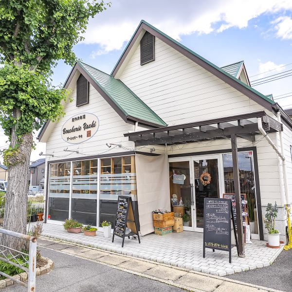 店内に足を踏み入れた瞬間から、明るく温かい光に包まれるような空間がお客様をお迎えします！隅々まで手入れが行き届いた店内は、清潔感にあふれ、誰もが安心して過ごせるでしょう◎友人との気軽な食事や家族との団らん、そして大切な人との特別な夜にも最適です♪
