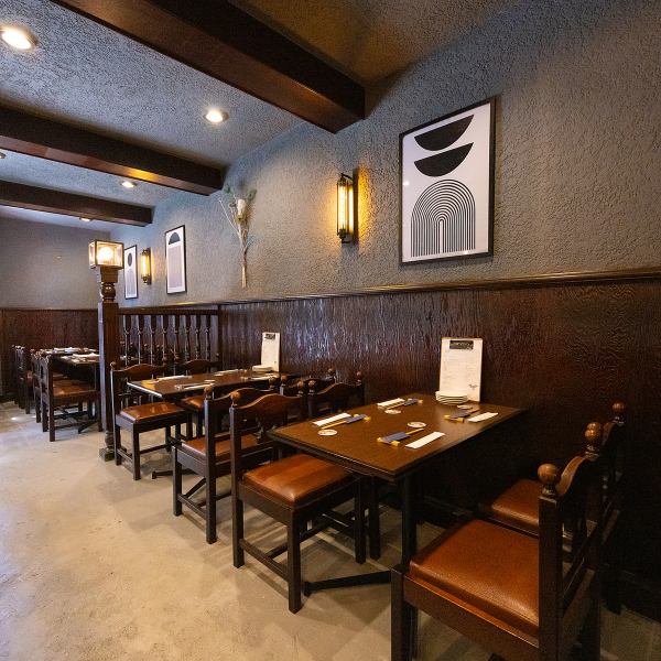 <A hideaway retro bar for adults◎> We have four tables that can seat four people and are perfect for small parties with family, friends, or colleagues! The shop was originally a coffee shop that has been renovated, so you can dine in a stylish, retro, and relaxed atmosphere.