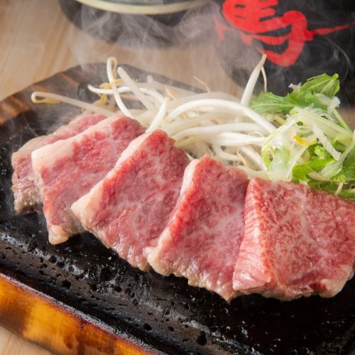 [Kuroya 3 major specialties] Sakurajima lava grilled.This is Kagoshima's traditional grilling method, which is a delicious way to eat meat.