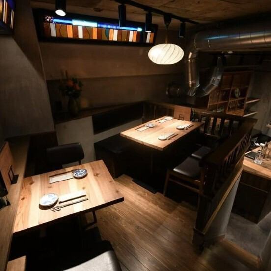 モダンな雰囲気でゆっくりと落ち着けるソファー席もご用意しております。仕事終わりから普段使いまで幅広くご利用できますので美味しい海鮮やこだわりの料理と一緒にお待ちしております。