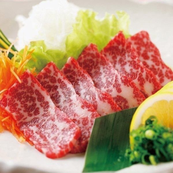 [1st and 2nd floor] ≪For customers from outside the prefecture♪≫We have a large selection of Kumamoto's local cuisine such as special horsemeat sashimi.