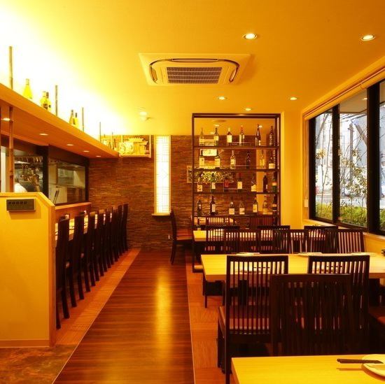 [1F counter seats and table seats] On the 1st floor, you can enjoy local cuisine and izakaya menus. Counter seats and table seats are available! Single guests are also welcome.