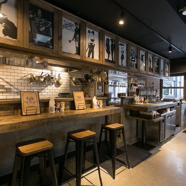 An open kitchen where shopkeepers can grill patties on charcoal fire and see how they finish hamburgers.The counter is prepared for 4 seats.While watching the dishes prepared, you can taste beer and hamburgers ◎