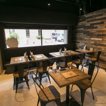 Seven tables can be used for 12 people.Even one person or friends, it is a calm space where you can spend your time relaxingly sticking to the burgers.You can enjoy beer only for adults for dinner time ♪