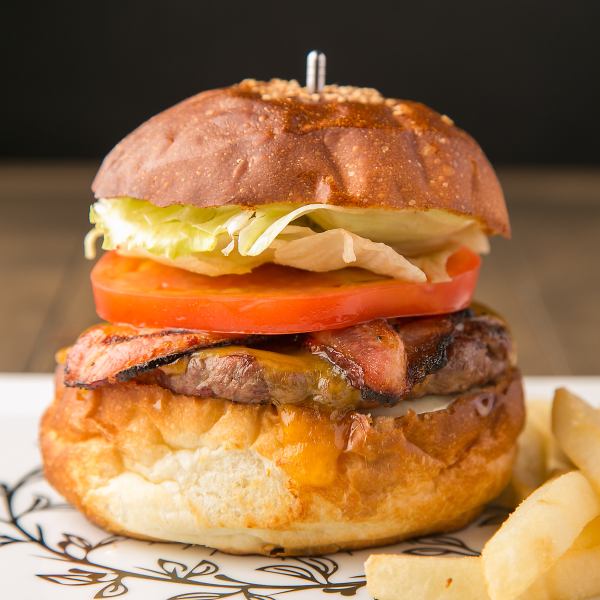 Thick hamburger! Bacon cheeseburger where you can fully enjoy the taste of meat