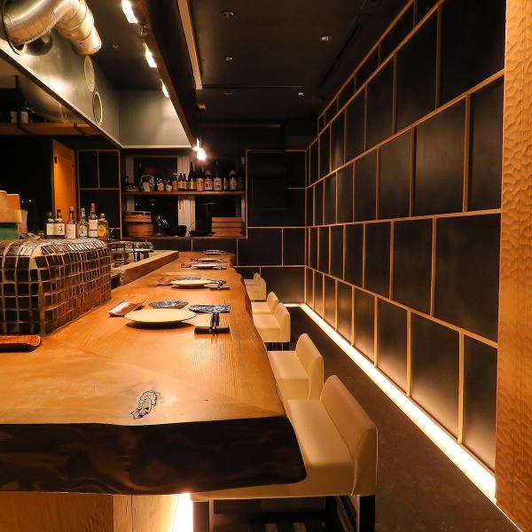 三軒茶屋駅から2分の場所に店を構える【太子堂馬肉料理店】18時からはコース一斉スタート。カウンターの目の前に囲炉裏を設けており、臨場感のある調理の様子を目の前で愉しめる大人の空間となっております。一斉に料理を作るのでライブ感や非日常を存分に味わえます。コースは電話予約のみとなります。