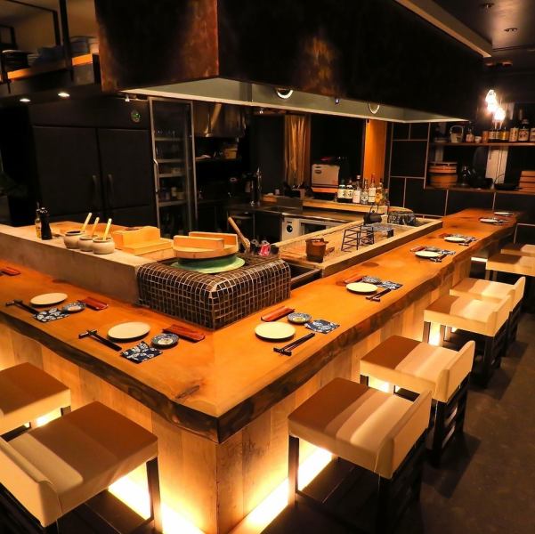 21時からはアラカルトでのご提供。アラカルトにしか無いメニューもあり、2軒目3件目使いもアリ！もちろんコースにもある馬刺しや馬肉料理最高の状態でご用意します。お一人様でも気軽に入れるカウンターメインの作りなので遅い時間のお食事にも最適です。21時以降迷ったらぜひお越しください。