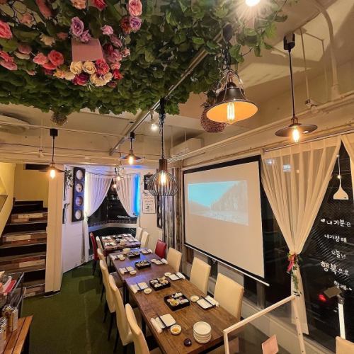 ★ 2nd floor [Floor like a modern Korean cafe with a sophisticated atmosphere] The chiffon curtain interior and colorful chairs create a stylish space! , girls-only gatherings, and more! Maximum banquet capacity: 40 people
