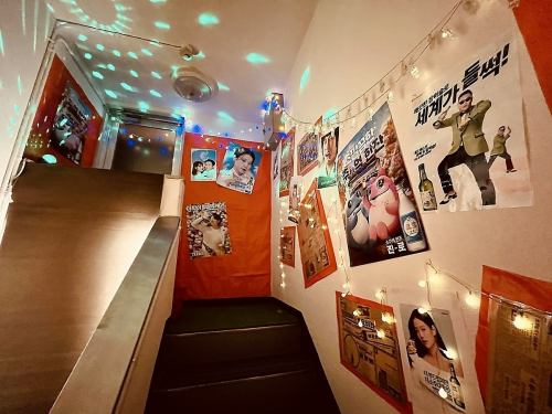 ★ You can already feel the Korean atmosphere from the stairs leading to the Korean food stall beer garden that has opened on the roof!