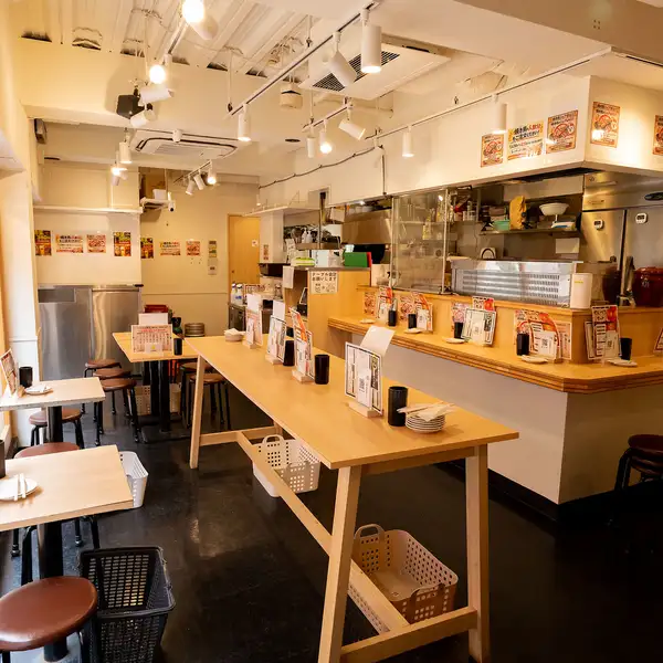 オープンキッチンのカウンターからは調理の活気がダイレクトに伝わり、食欲をそそる香りが店内に広がります。スポットライトに照らされた店内は、友人との語らいや同僚との乾杯をより特別な時間にしてくれます。昭和レトロなエッセンスが散りばめられたカジュアルな雰囲気の中で、日常の疲れを癒やす至福のひとときを堪能！