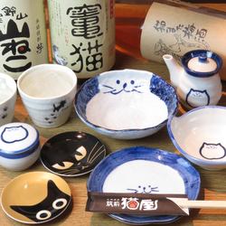 猫好き集まれ♪「猫屋」という名前通り、店内にはかわいい猫の置物や飾りでいっぱい！かわいいもの好きの方は、雰囲気にも満足していただけるはずです。