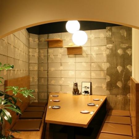 店内の一番奥には6名様（最大8名様）の個室席を完備、入口は満月と黒猫の暖簾で仕切られてます☆少人数でのご宴会や接待、特別な宴席にはぴったりの隠れ家感満載の個室席を是非ご利用下さい！