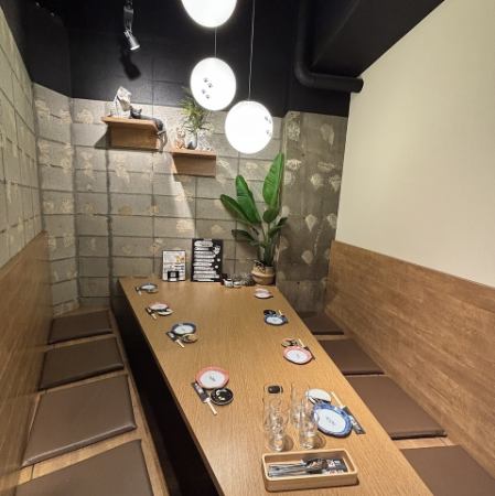 餐厅最深处设有可容纳6人(最多8人)的包间,入口处用绘有满月和黑猫图案的暖帘隔开。这间私密感十足的包间非常适合举办小型聚会、商务洽谈或特殊场合,欢迎您尽情使用!