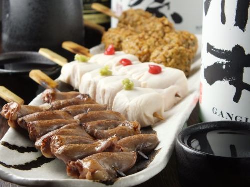 种类丰富的烤串和烧烤菜肴