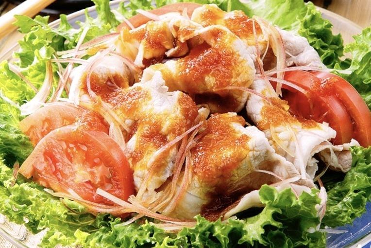 夏日盛宴！我們的九州全套套餐主菜是限時夏日特供：冰鎮黑豚豬肉涮涮鍋配清爽特製芝麻柚子醋！