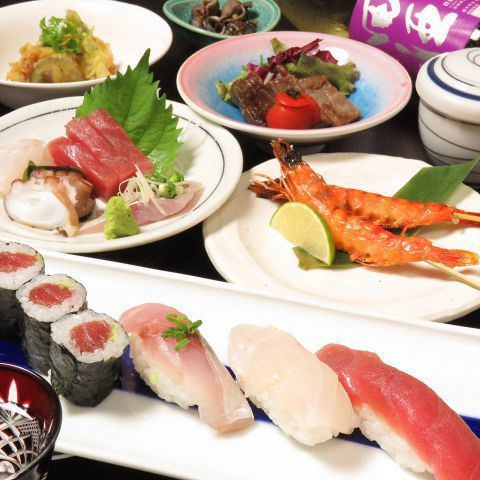 3000日元起的套餐，您可以享受精選的壽司和時令食材◎
