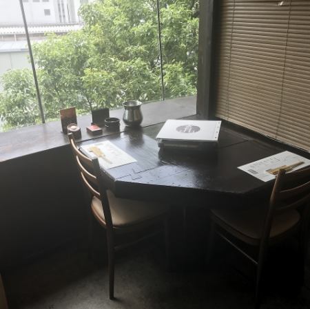 落ち着いてお食事いただけるテーブル席は、デートや女子会にも◎ふぐは美味しいだけでなく、高タンパク・低脂肪でとてもヘルシーなんですよ！